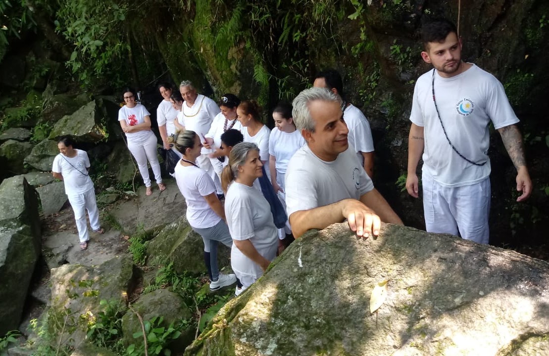 Integrantes da corrente da casa reunidos em um trabalho na natureza